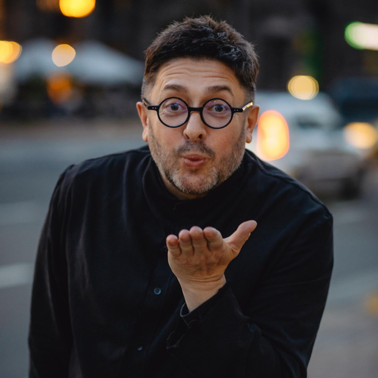 Олексій Суханов позує для фото