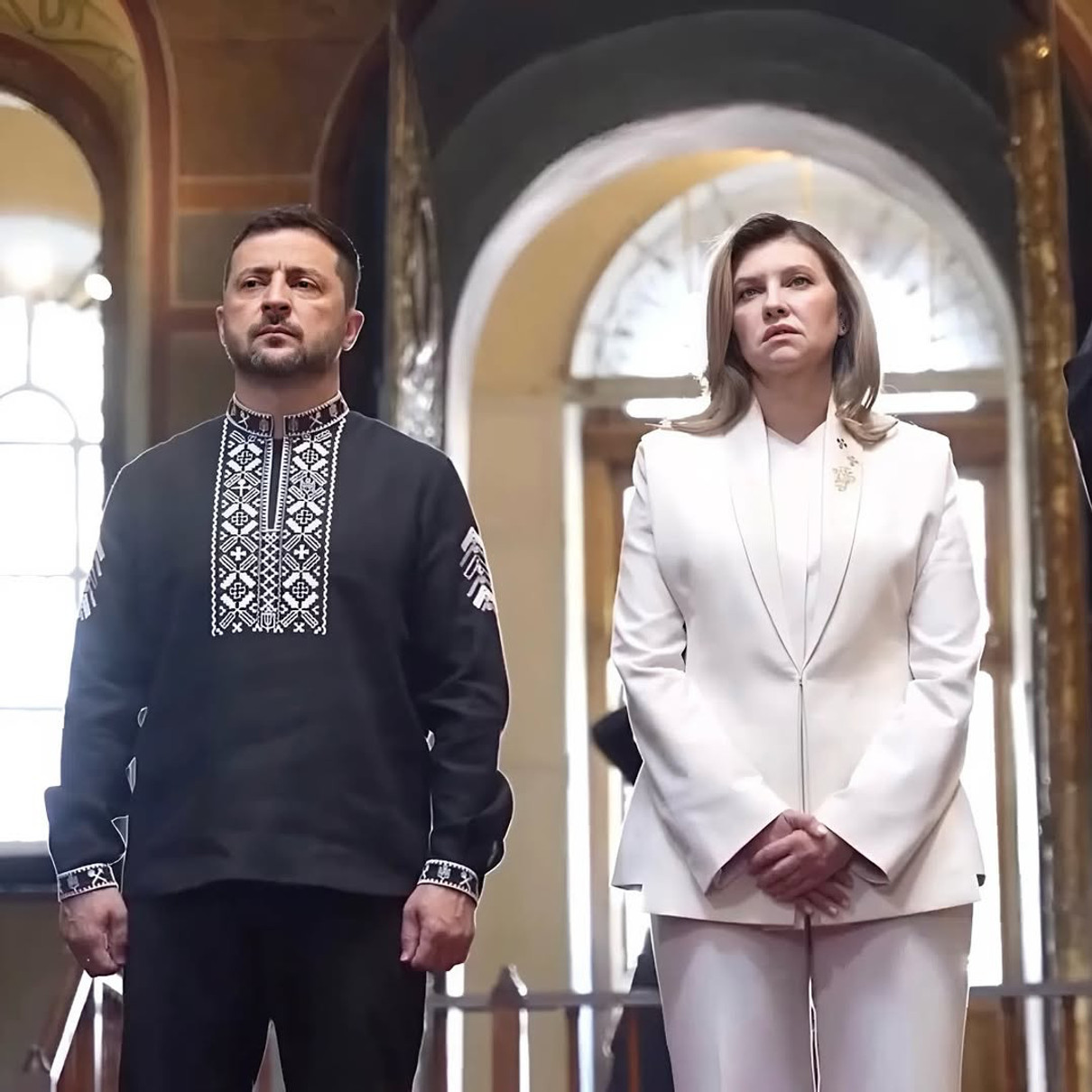 Зеленська у білому костюмі