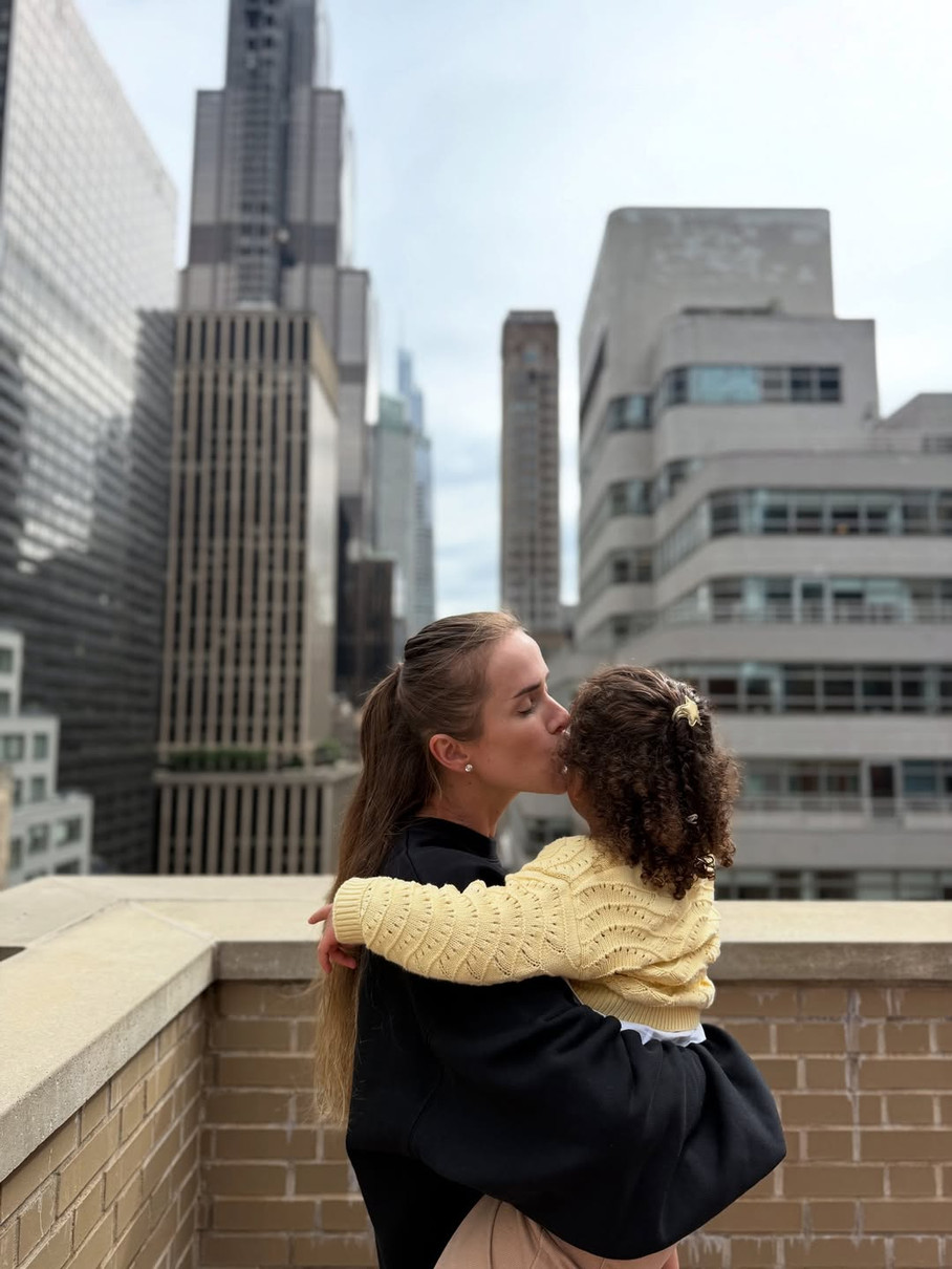 Еліна Світоліна цілує свою доньку