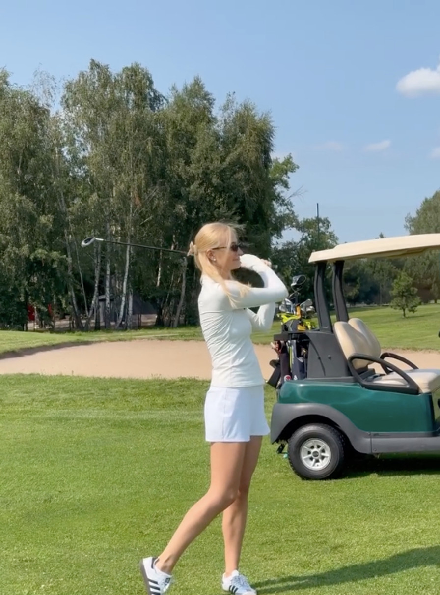 Анастасія Цимбалару у міні блиснула ногами на грі в гольф