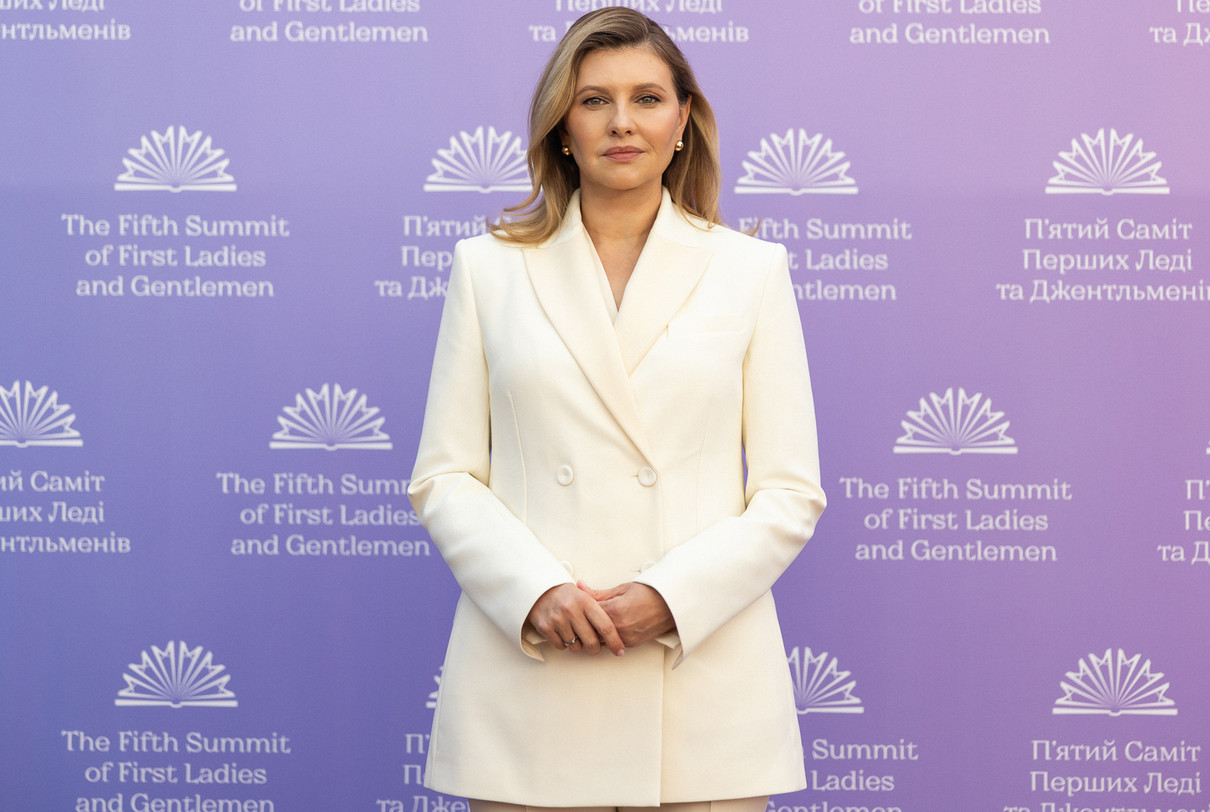 Олена Зеленська у молочному костюмі прибула на Саміт перших леді і джентльменів
