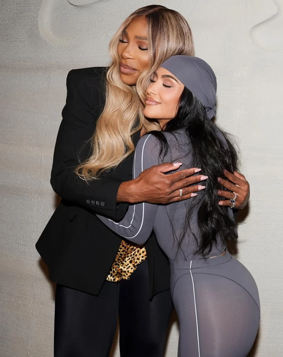 Кім Кардашян у сексі луці пообіймалася з Сереною Вільямс