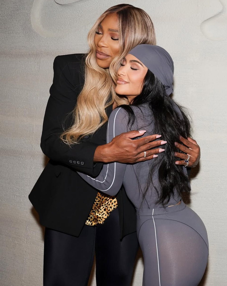 Кім Кардашян у сексі луці пообіймалася з Сереною Вільямс