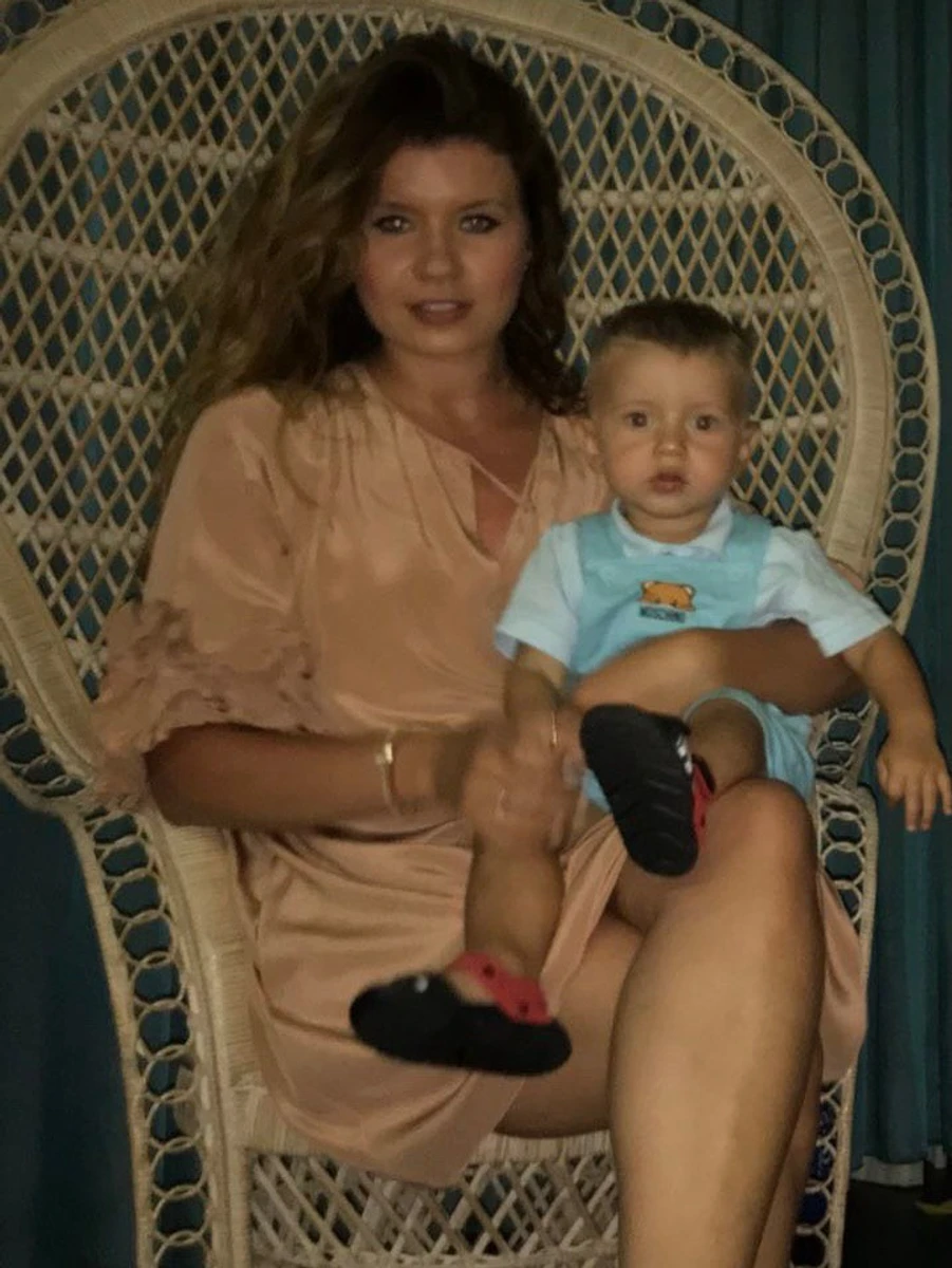 Дмитро помилувався дружиною з синочком на руках