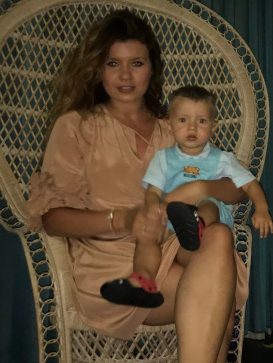 Дмитро помилувався дружиною з синочком на руках