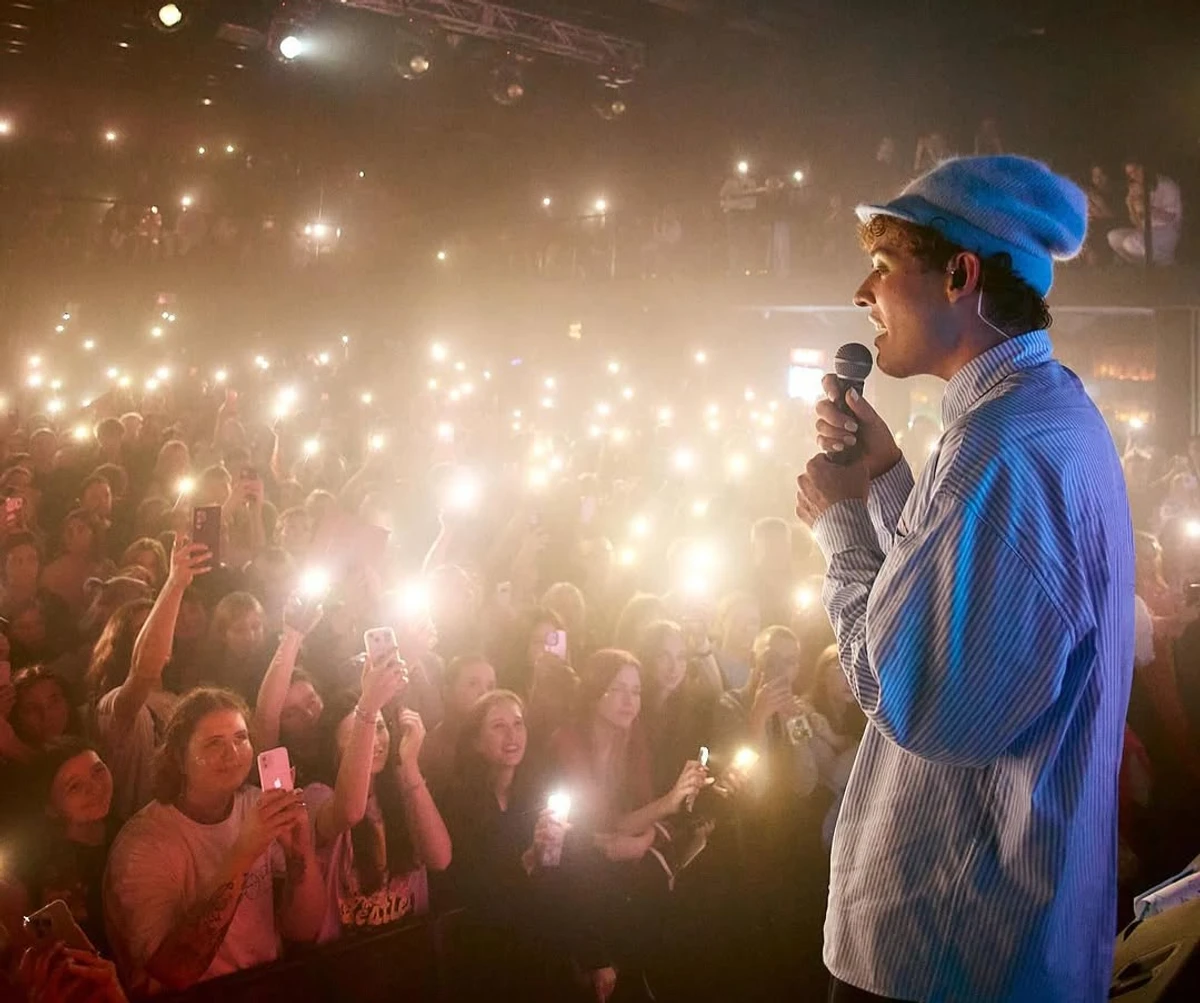 Переможець Євробачення-2024 Nemo показалися з фанами на концерті в Києві