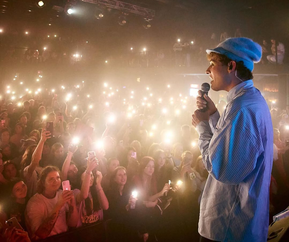 Переможець Євробачення-2024 Nemo показалися з фанами на концерті в Києві