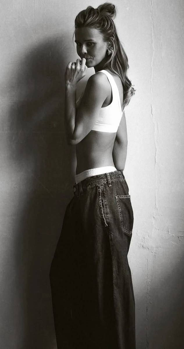 Катерина Кузнецова у джинсах і топі блиснула стрункою талією на фото