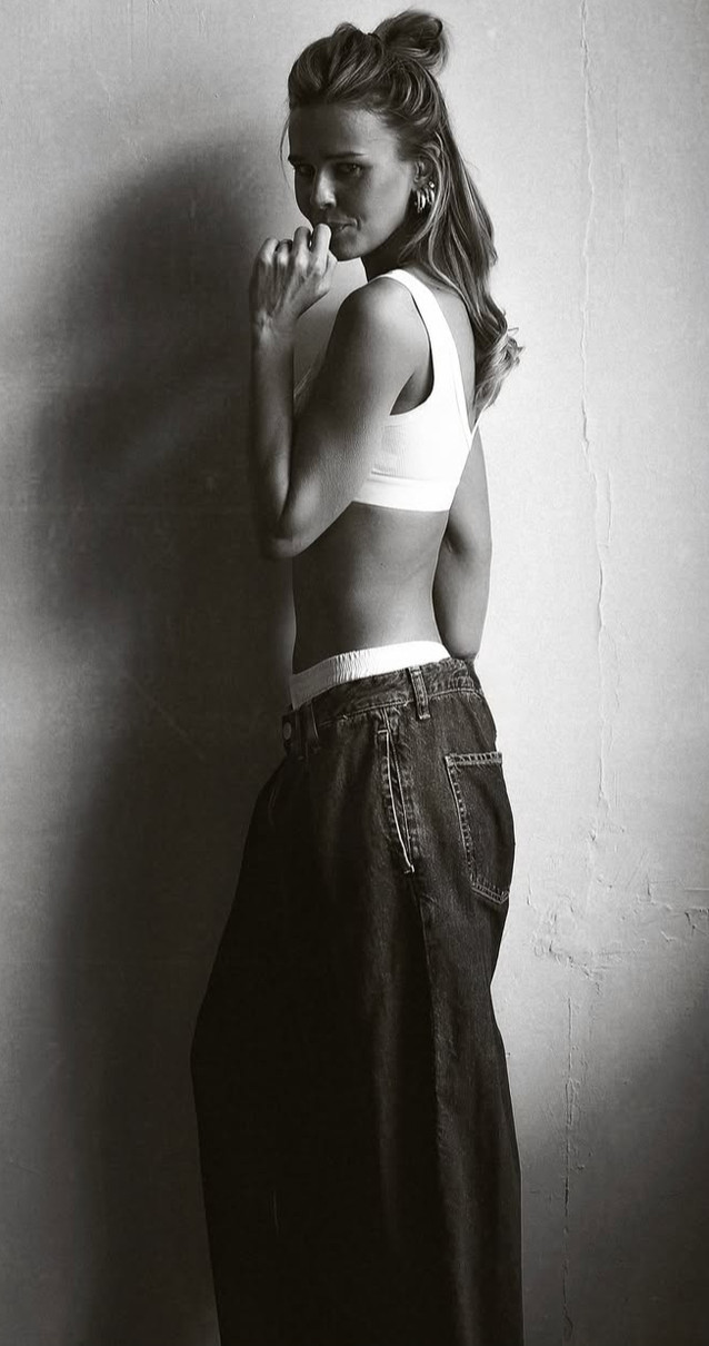 Катерина Кузнецова у джинсах і топі блиснула стрункою талією на фото