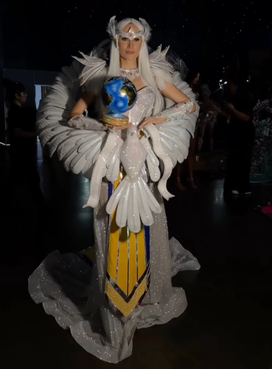 Міс Всесвіт Україна-2025 Софія Ткачук здивувала образом голуба в обладунках