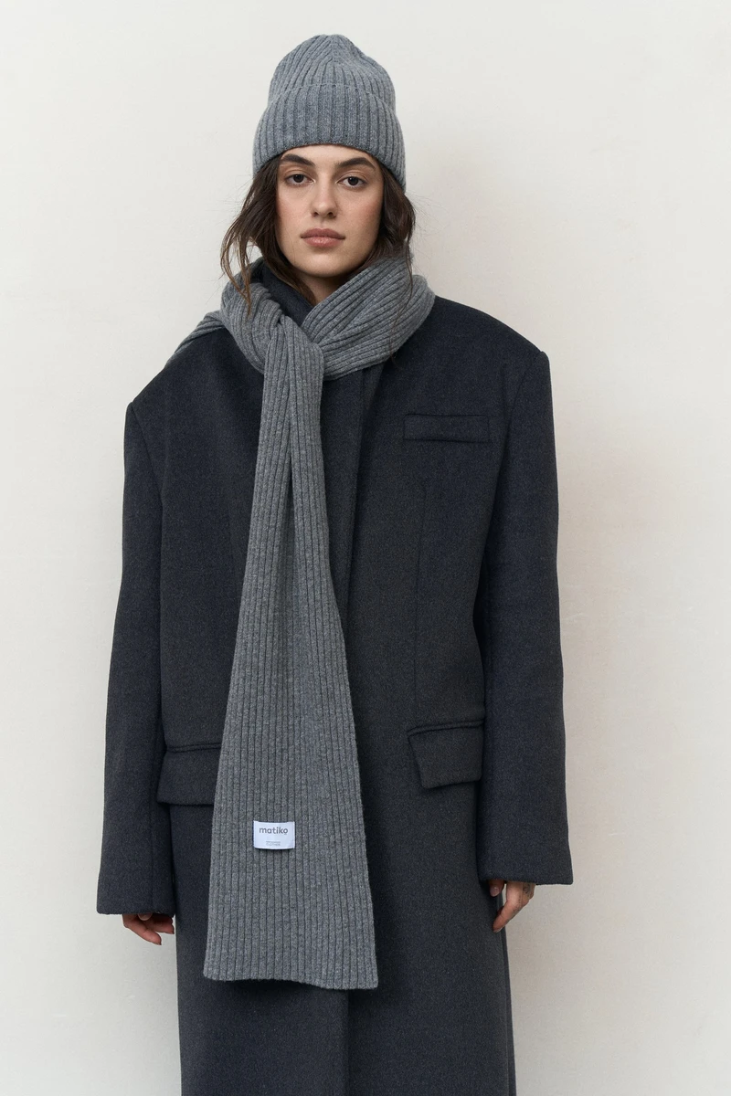 Образ із мінімалістичними шапкою та шарфом