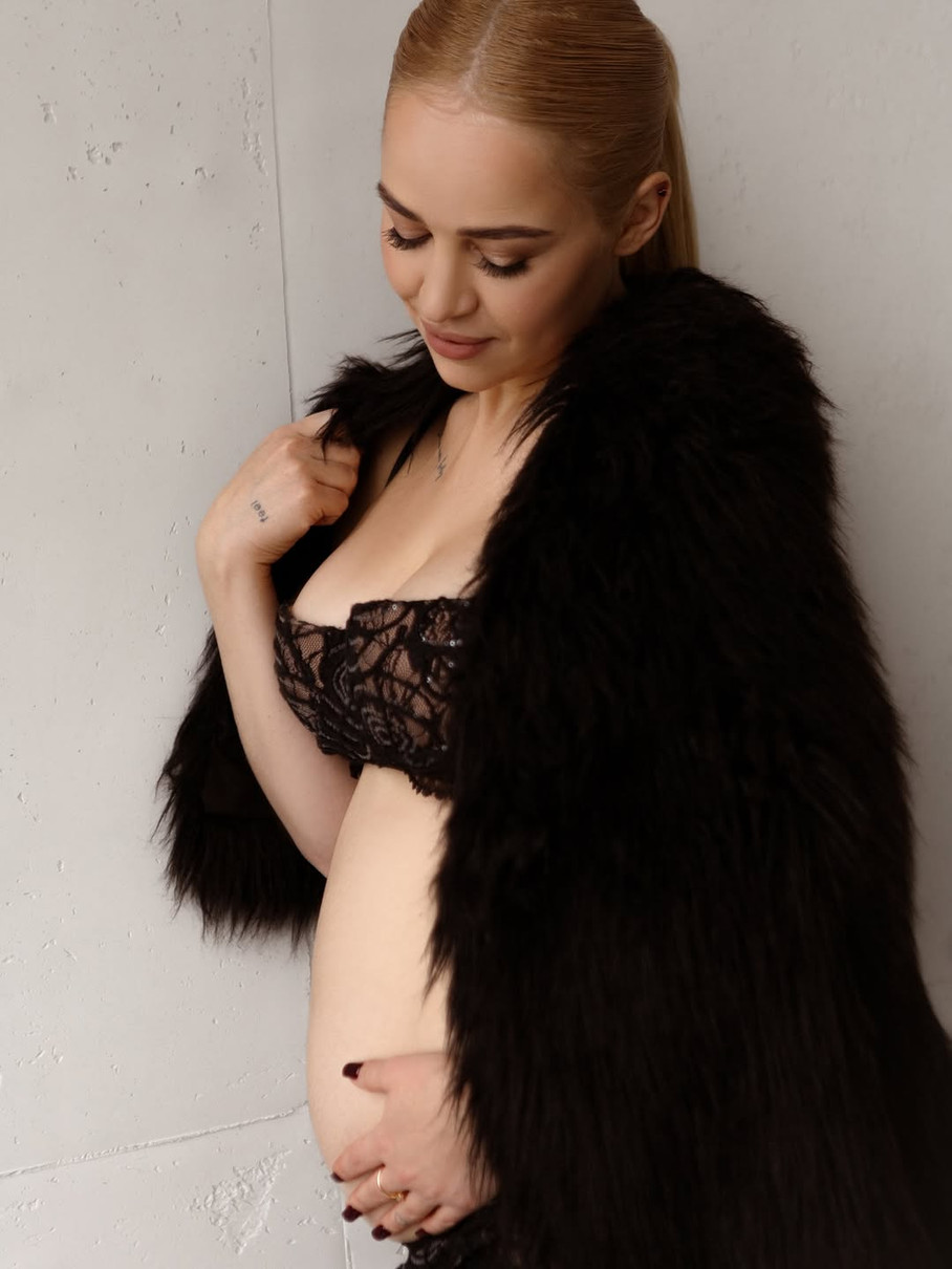 Переможниця Холостяк-13 Інна Бєлєнь показала вагітний живіт на стильних фото