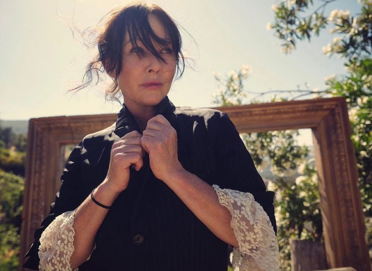 Шеннен Догерті позує для фото