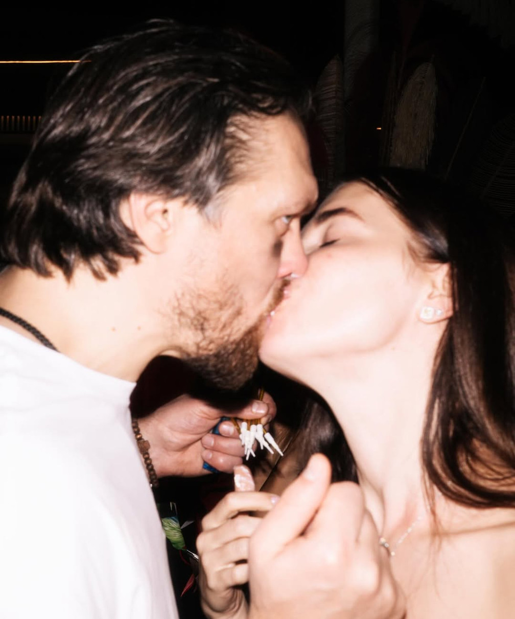 Олександр Усик пристрасно поцілував дружину в Таїланді