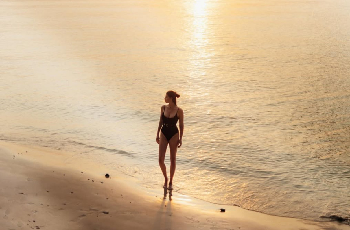Дружина Усика у купальнику похвалилася стрункими ногами коло моря