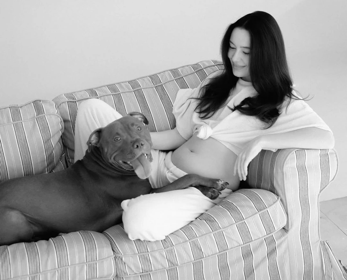 Вагітна Ксюша Манекен на дивані попозувала з песиком