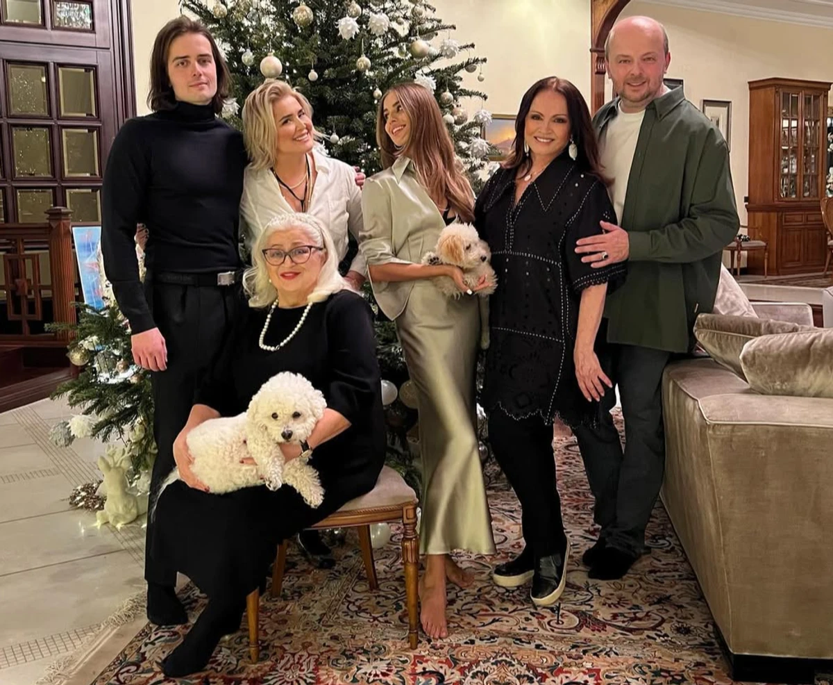 Софія Ротару з онуками, сином та невісткою