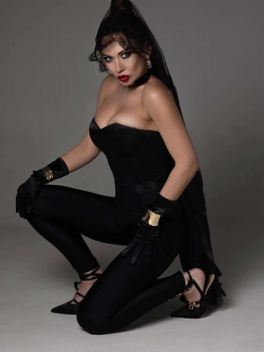 Анна Саліванчук у лосинах та фаті попозувала для фото