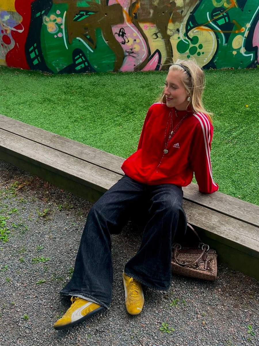 Образ з вільними джинсами і олімпійкою