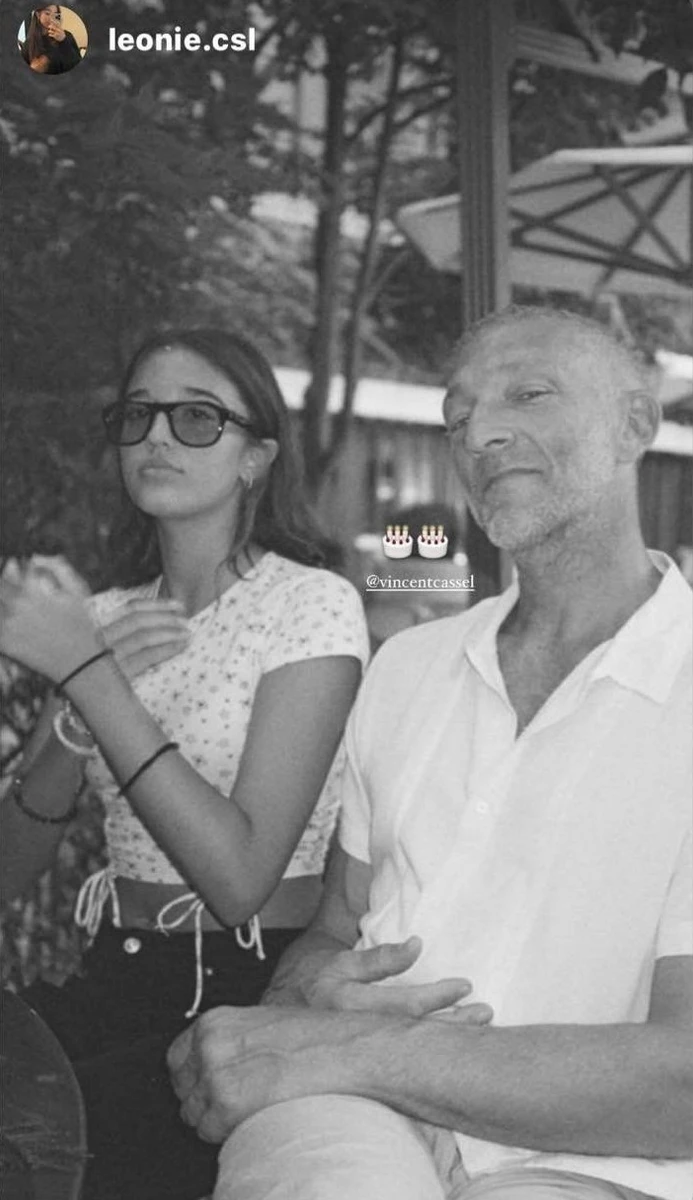 Як на вашу думку, на кого з батьків більше схожа Леоні?