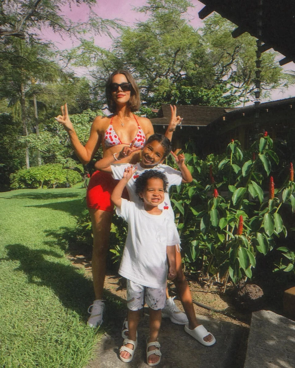 Хлоя Кардашян показалась у бікіні разом з двома дітьми