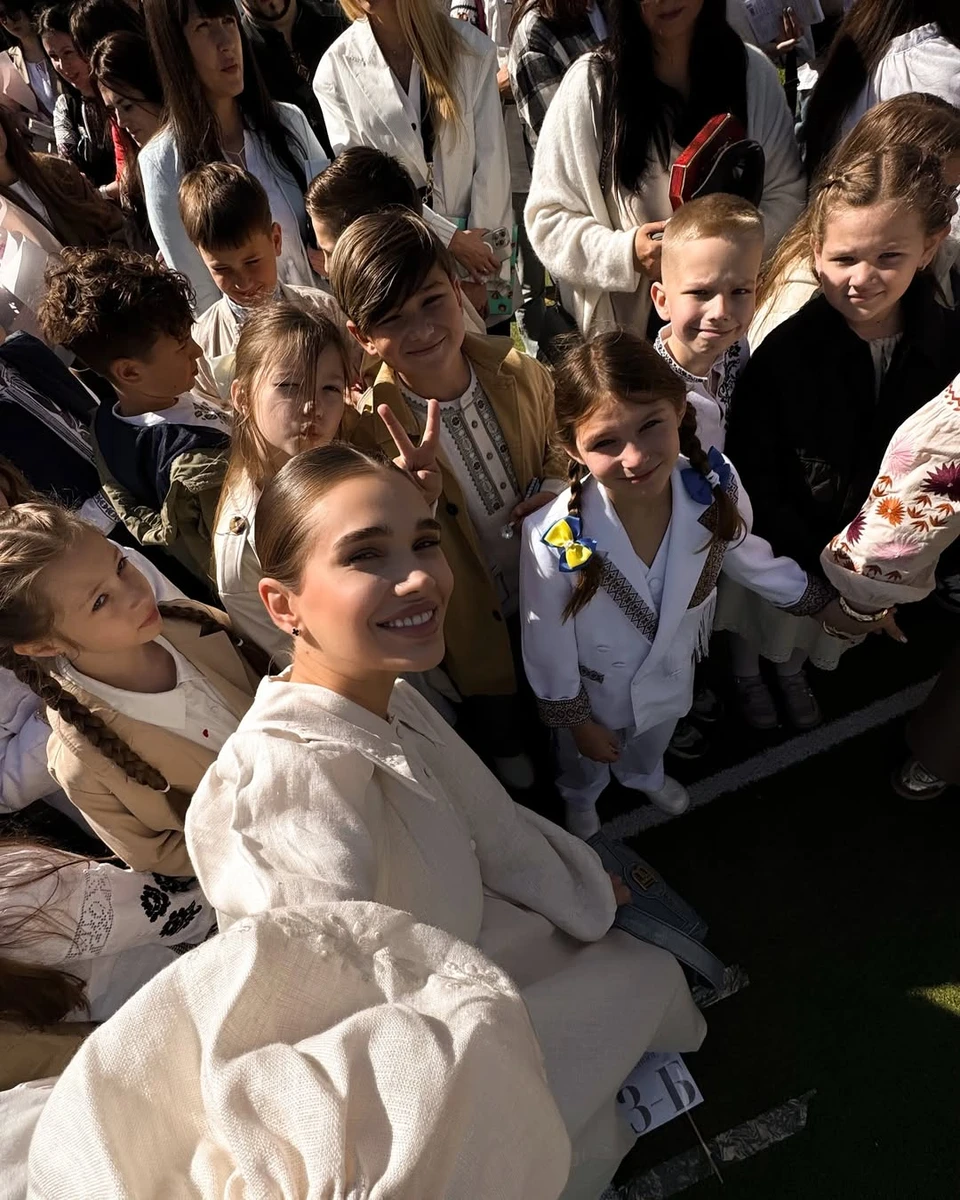 Саша Бо зазнімкувалася з однокласниками свого сина