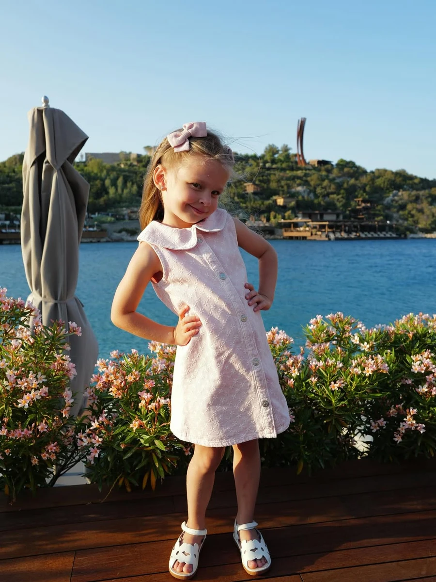 Дружина Зінченка зазнімкувала дочку в ніжному луці біля води