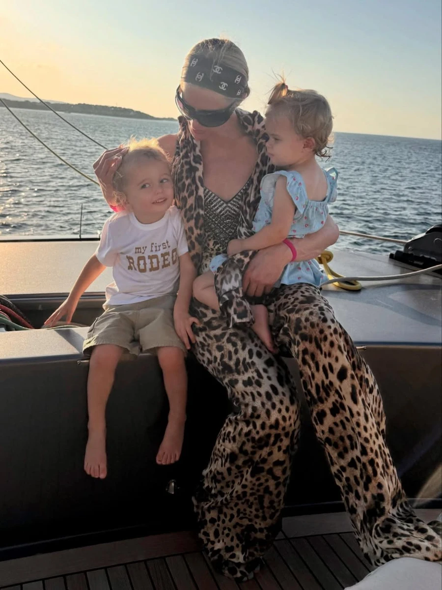 Періс Хілтон обійняла дітей у милих луках на яхті