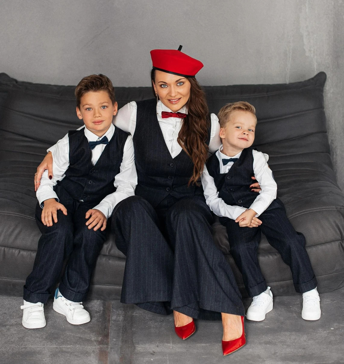 Анна Саліванчук позує зі своїми синами