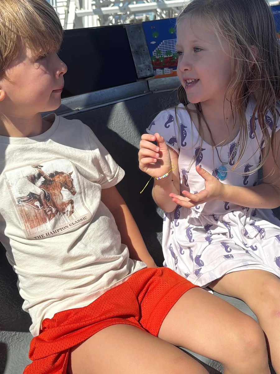 Хіларія Болдуїн замилувала фото сина і дочки, які спілкуються в машині