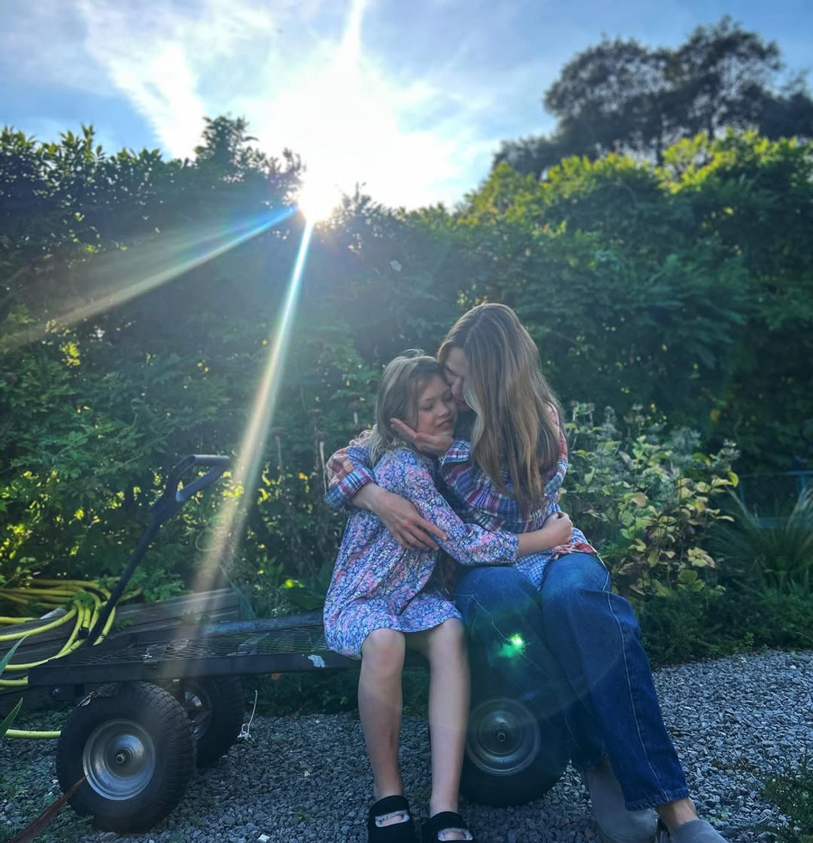 Ольга Фреймут обіймає доньку для фото