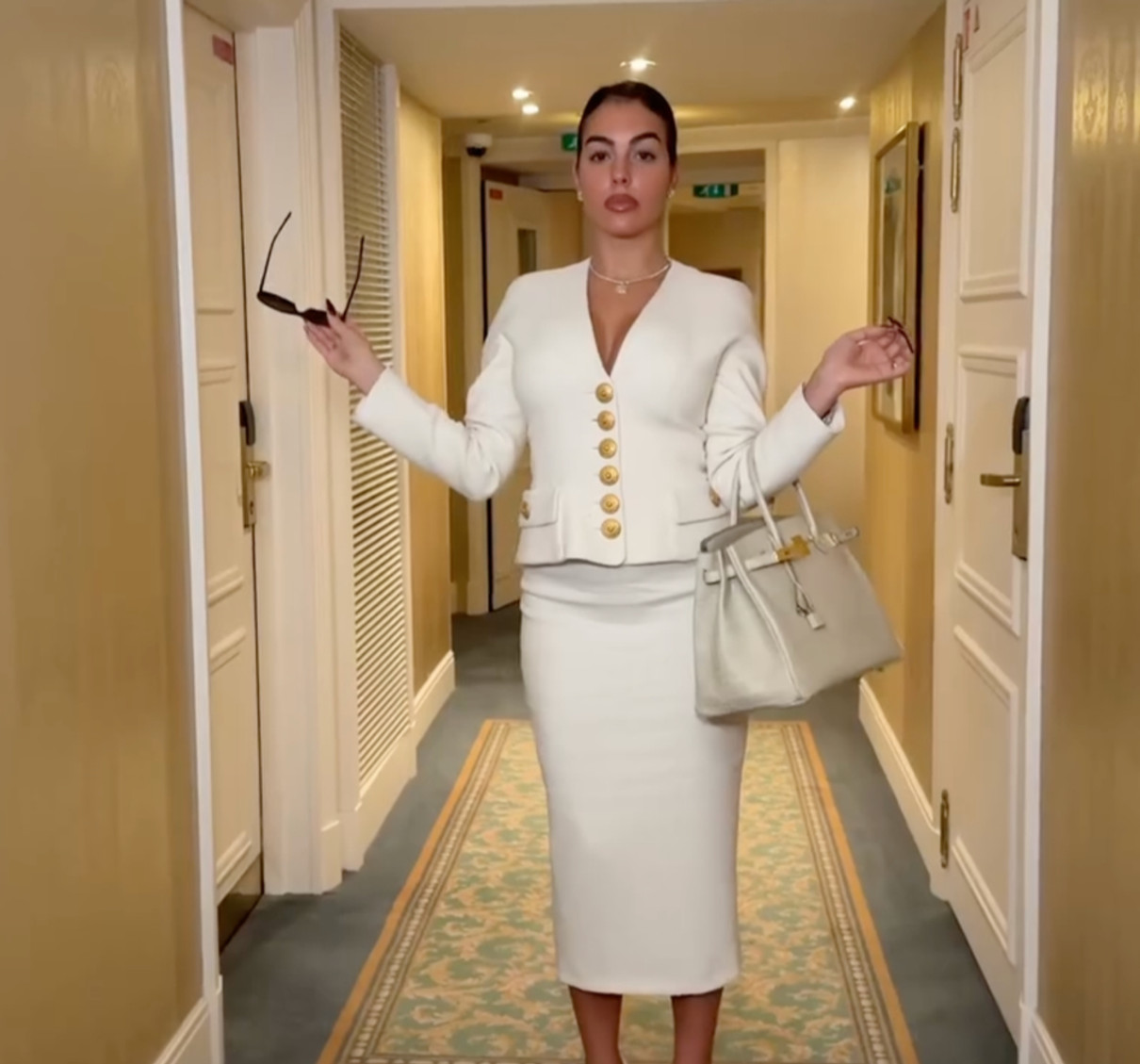 Наречена Роналду в обтислому луці похвалилася формами у Парижі