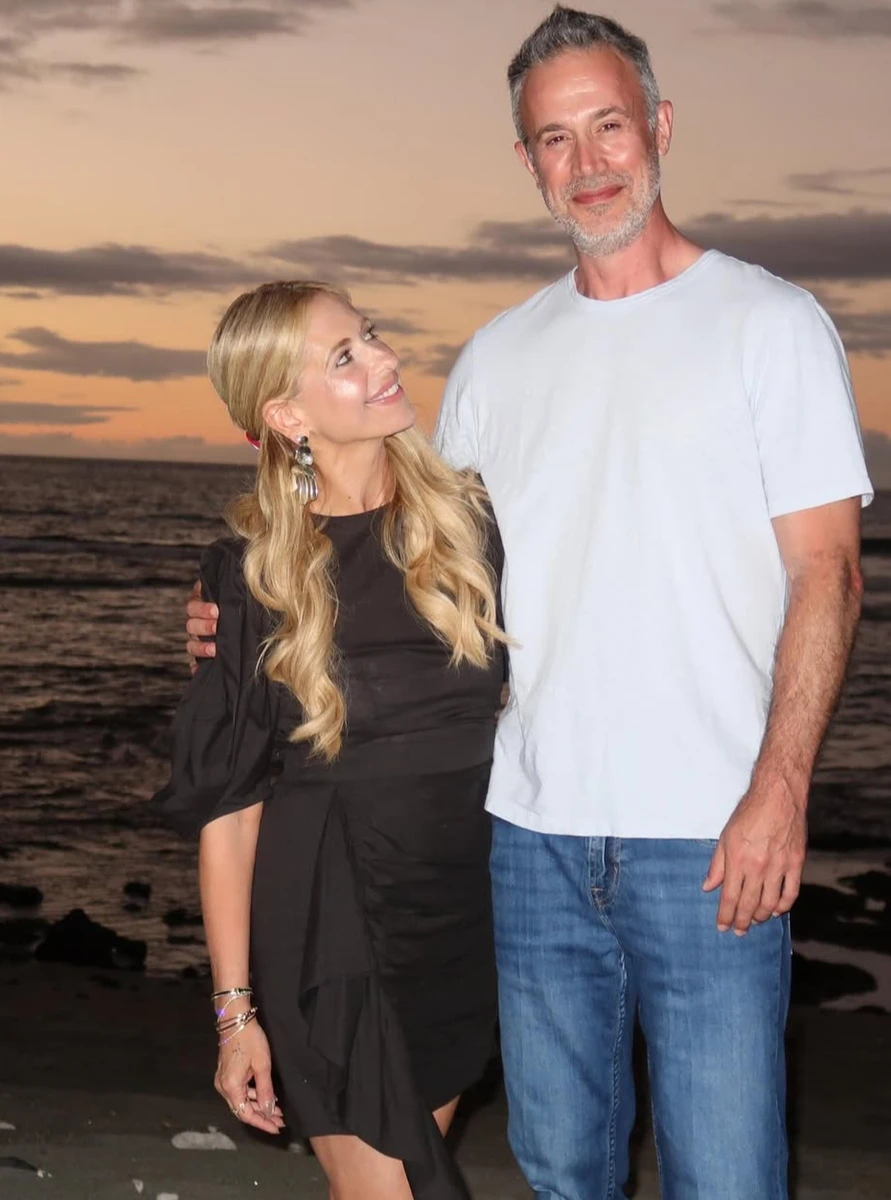 Сара Мішель Геллар попозувала коло чоловіка на пляжі