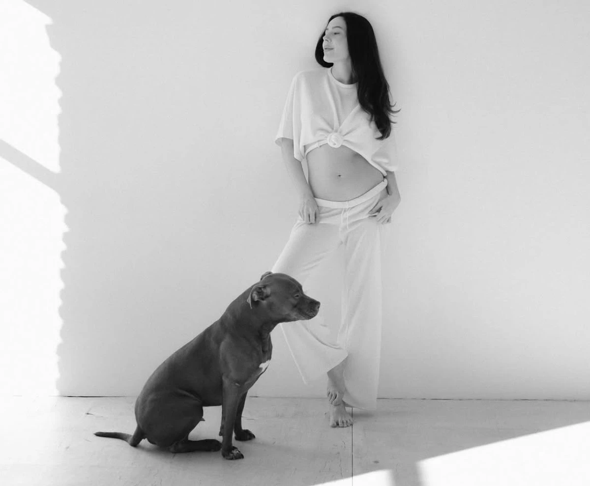 Ксюша Манекен посвітила вагітним животом на фото з песиком