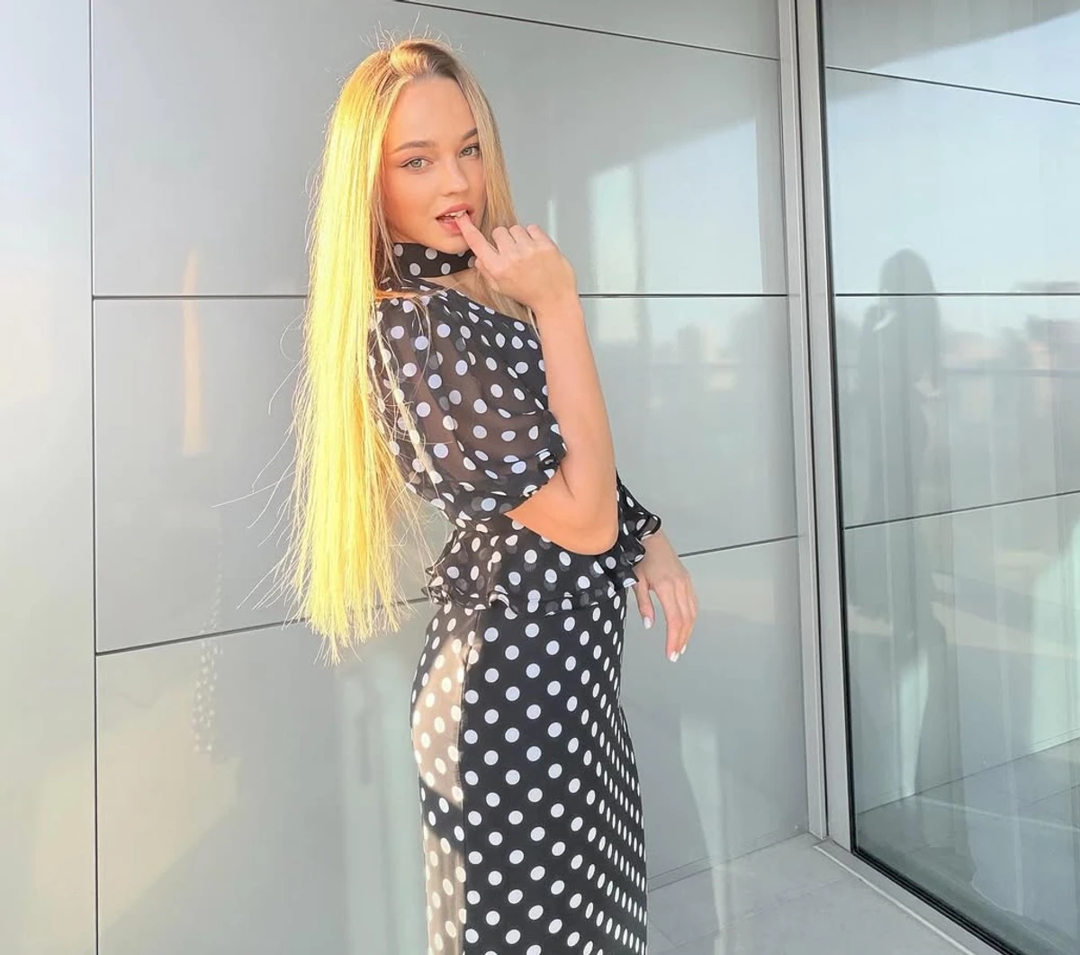 Дар'я Білодід у спідниці та топі в горошок грайливо попозувала на фото