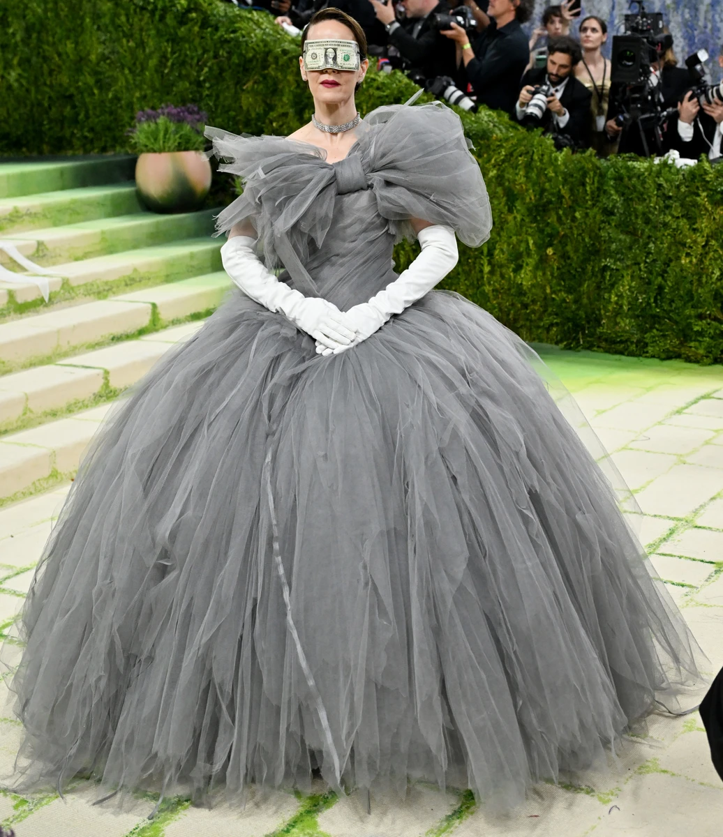 Сара Полсон з доларом на обличчі на Met Gala 2026