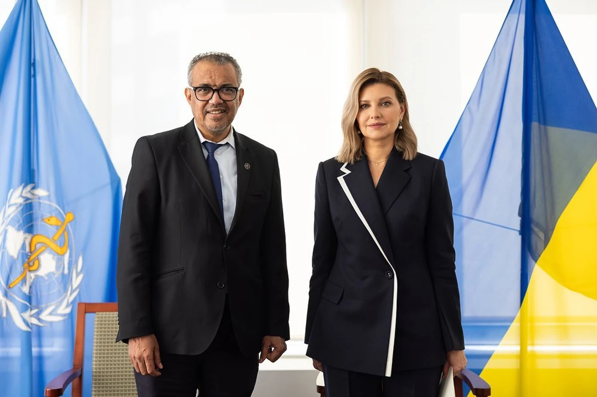 Олена Зеленська у костюмі від Андре Тана із асиметричним обрамленням