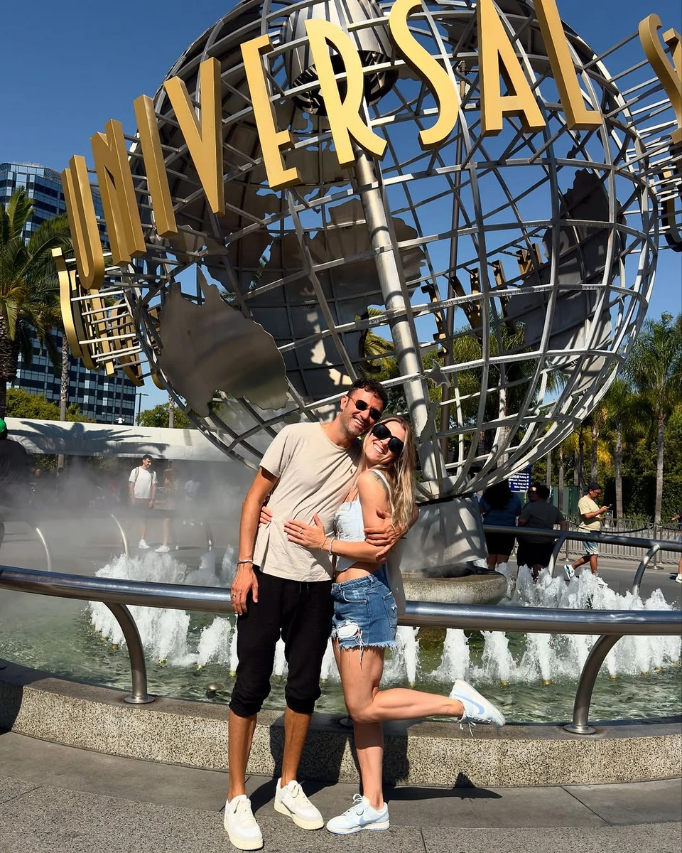 Ольга Харлан обіймає свого нареченого