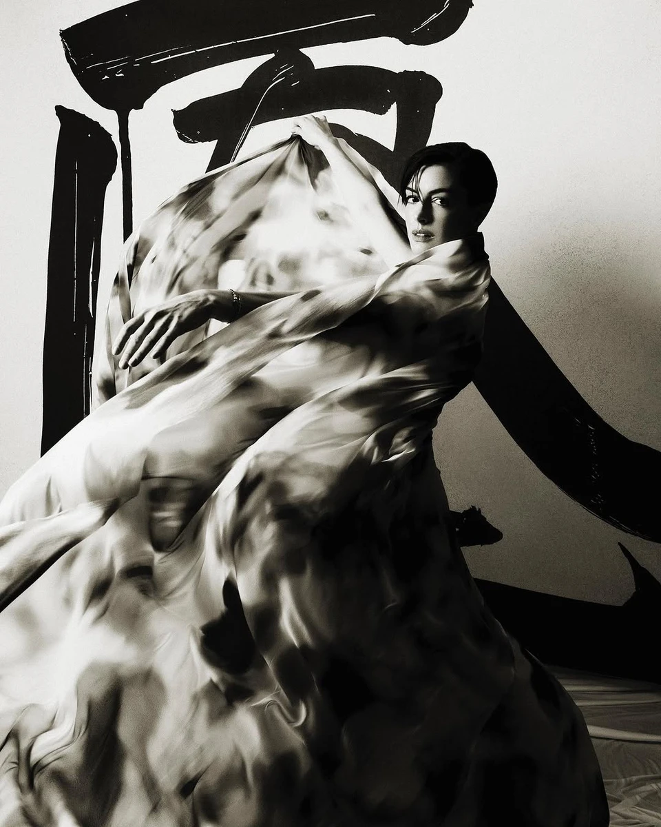 Хетевей позує для ефектної зйомки китайського журналу