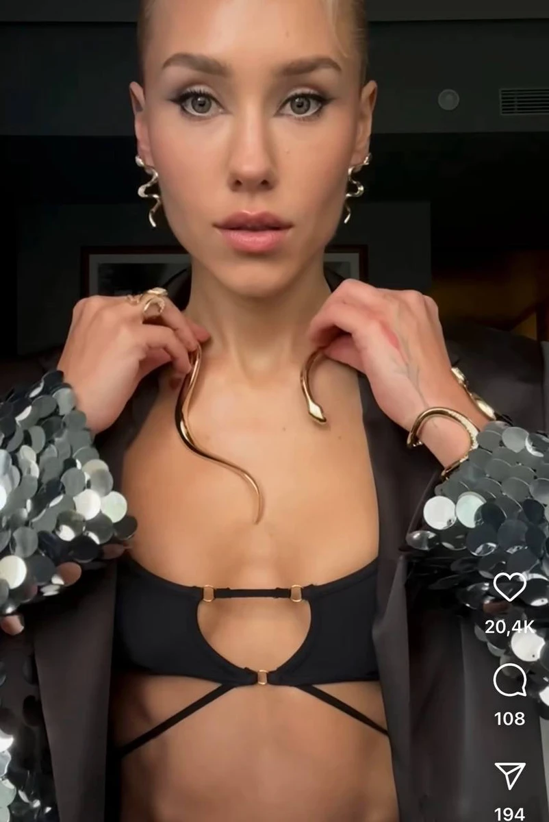 Квіткова у топі і цікавому аксесуарі