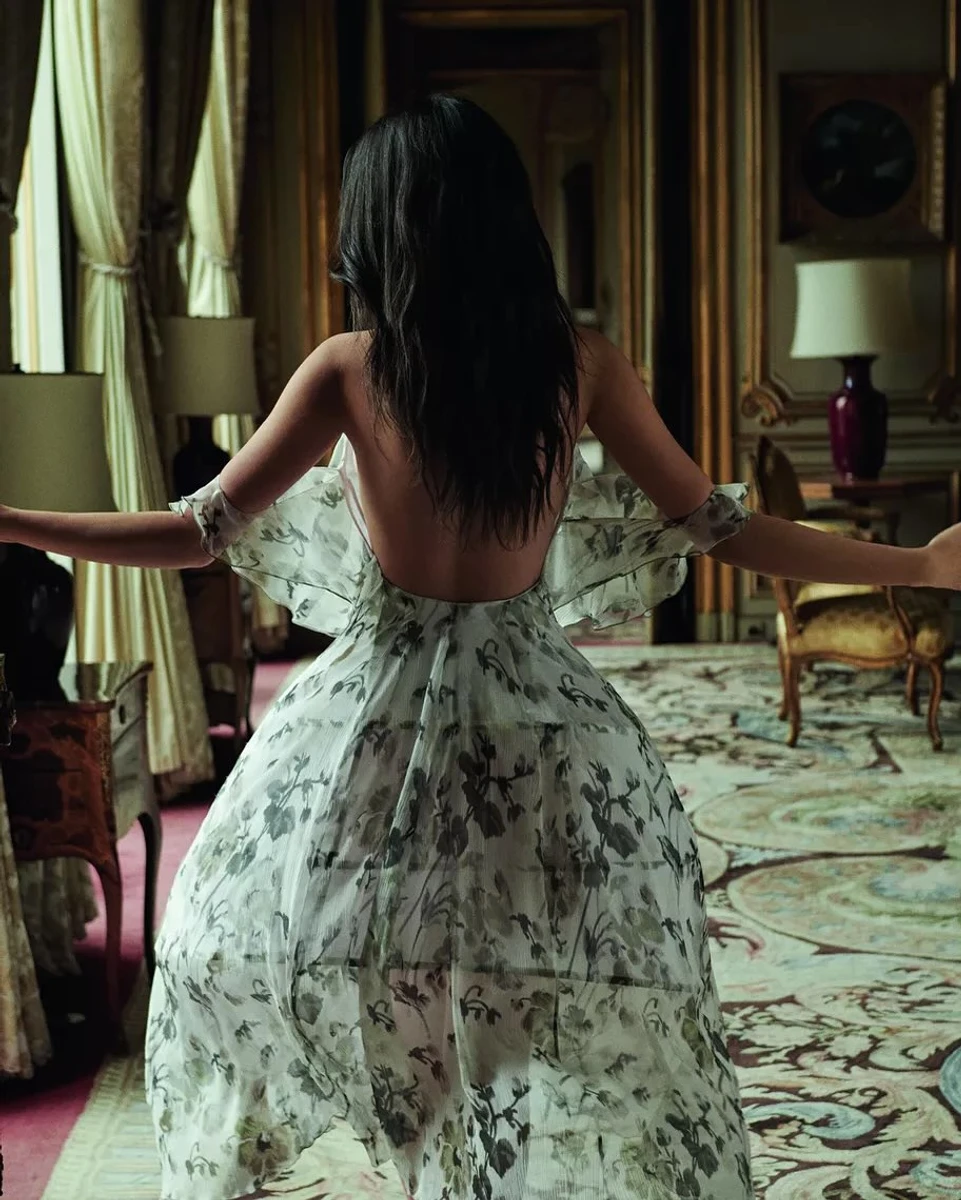 Дева Кассель сфотографувалася з оголеною спиною