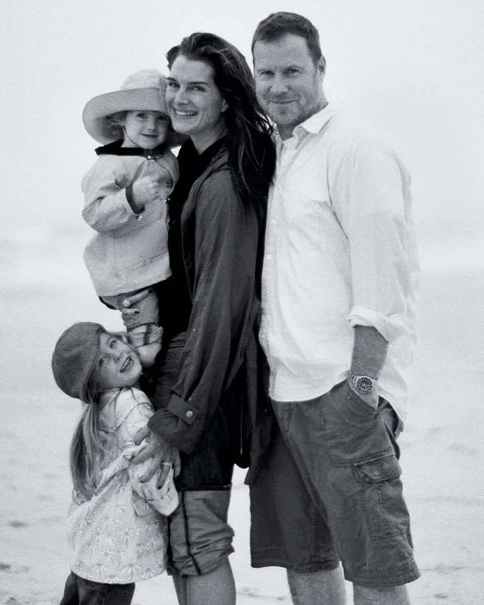 Брук Шилдс показалася на відпочинку з чоловіком та дітьми