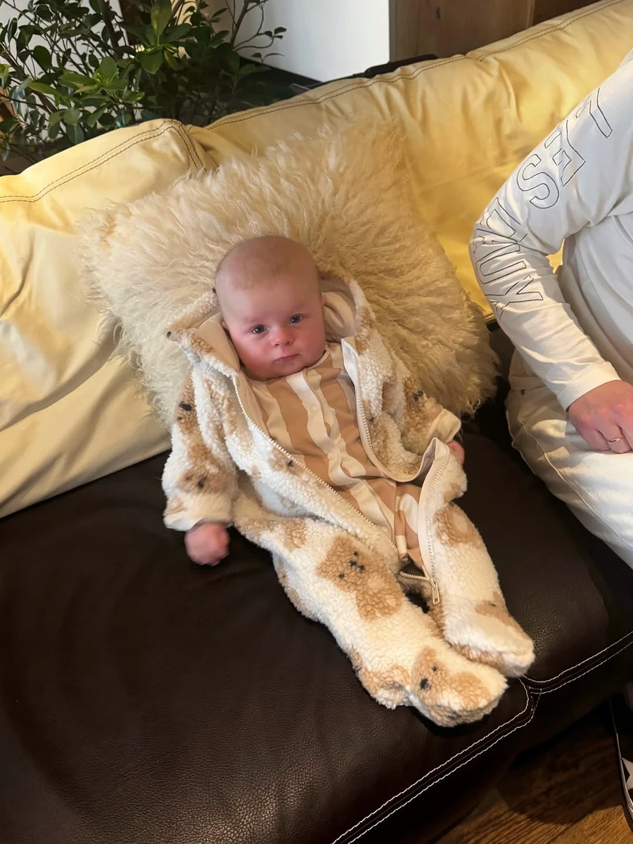 Син Володимира та Катерини Остапчуків у костюмчику