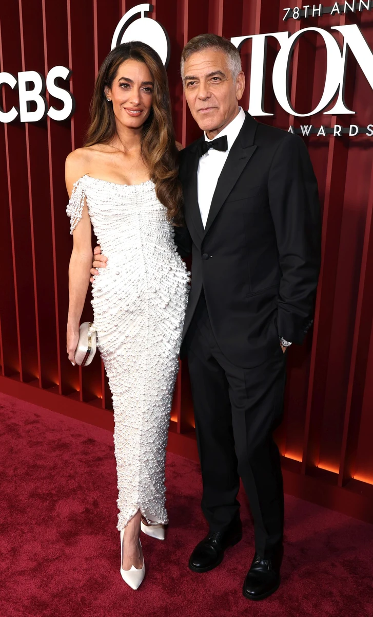 Клуні з дружиною на червоній доріжці