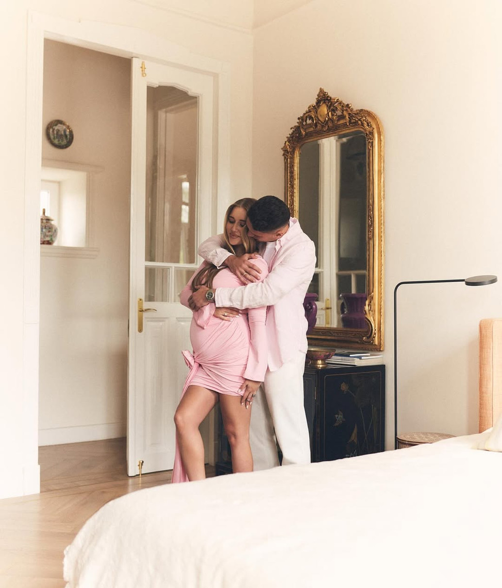 Георгій Судаков обійняв вагітну дружину у рожевому міні