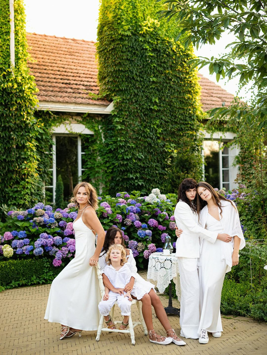 Ексдружина Пятова попозувала серед квітів з чотирма дітьми