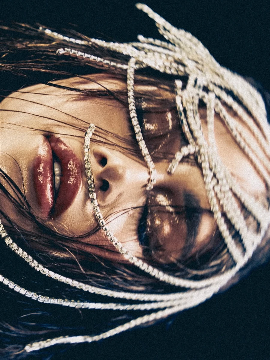 Також образу Тані додали родзинку у вигляді прикраси на голові