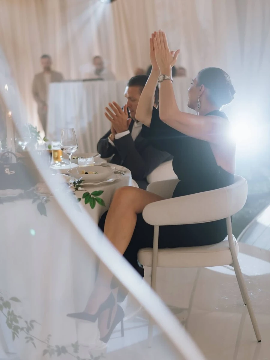 Олександр Усик з дружиною в елегантних луках показалися на побаченні