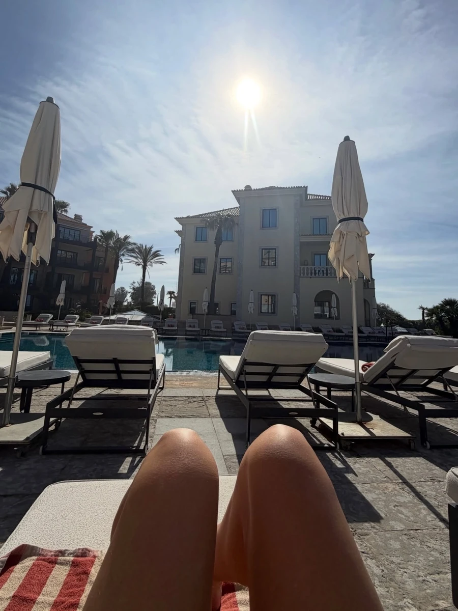 В океані купатися ще холодно, а от біля басейну позасмагати вже можна 