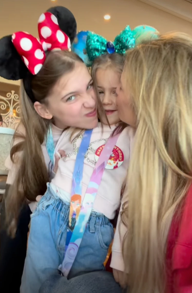 Єлизавета Юрушева зі старшою дочкою зацілували молодшу на її 4-річчі